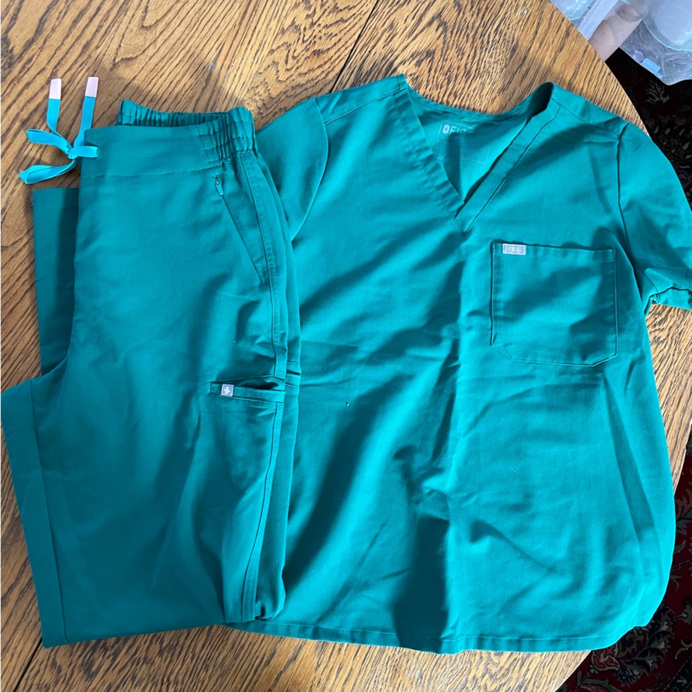Women’s Figs scrub set medium top medium tall MT bottom